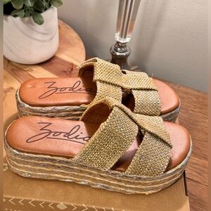 Woman’s 6.5 platform sandals